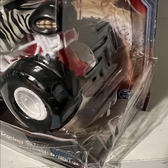Monster Jam - Racing Stripes 2025 Series 41 / 1:64 Scale - Picture 2 of 3